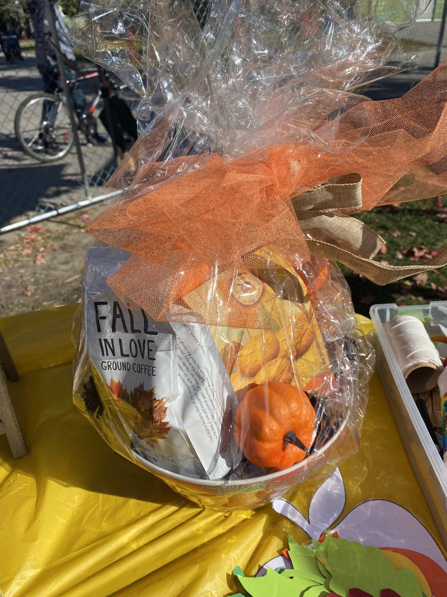 york4_public_ed's tweet photo. Happy Thanksgiving ๐ฅง
Still want to enter our #FallFAIRness raffle?
You can until 9 pm TODAY!
Use the QR code in our flyer below. ๐๐๐๐ป
@torontolabour https://t.co/GZX50E8UGL