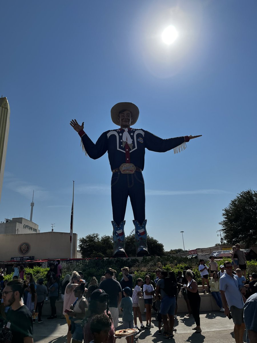 hddonahoe's tweet photo. Big Tex looks great in his new duds! https://t.co/FWGYLlVLS2