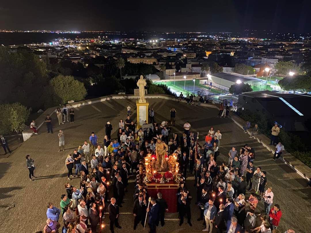 "El Señor de la Piedra llega a lo más alto de #Chiclana, el Señor ya se encuentra en la Ermita de Santa Ana".
<a href="/hypchiclana/">Humildad y Paciencia</a>

De <a href="/senatuschiclana/">El Senatus</a>