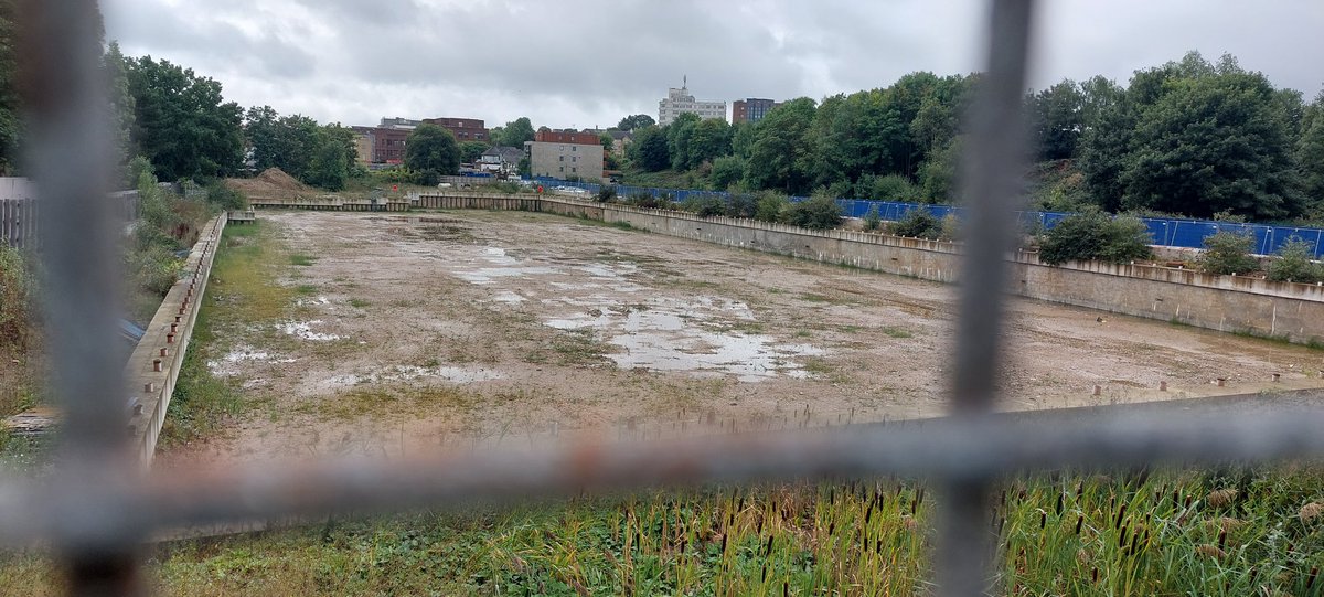 AmyTrevethan's tweet photo. @Samfr Fields are probably more sightly than this disused gasworks in New Barnet. I presume our MP is campaigning against its redevelopment lest it becomes an eyesore... https://t.co/Vi2WQHcszN