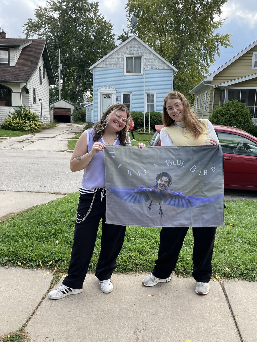 Mr Bluebird is gonna be at the Chicago show tonight!! Come take a pic with us!! #lotchicago #lot2022 #HarryStyles #unitedcenter