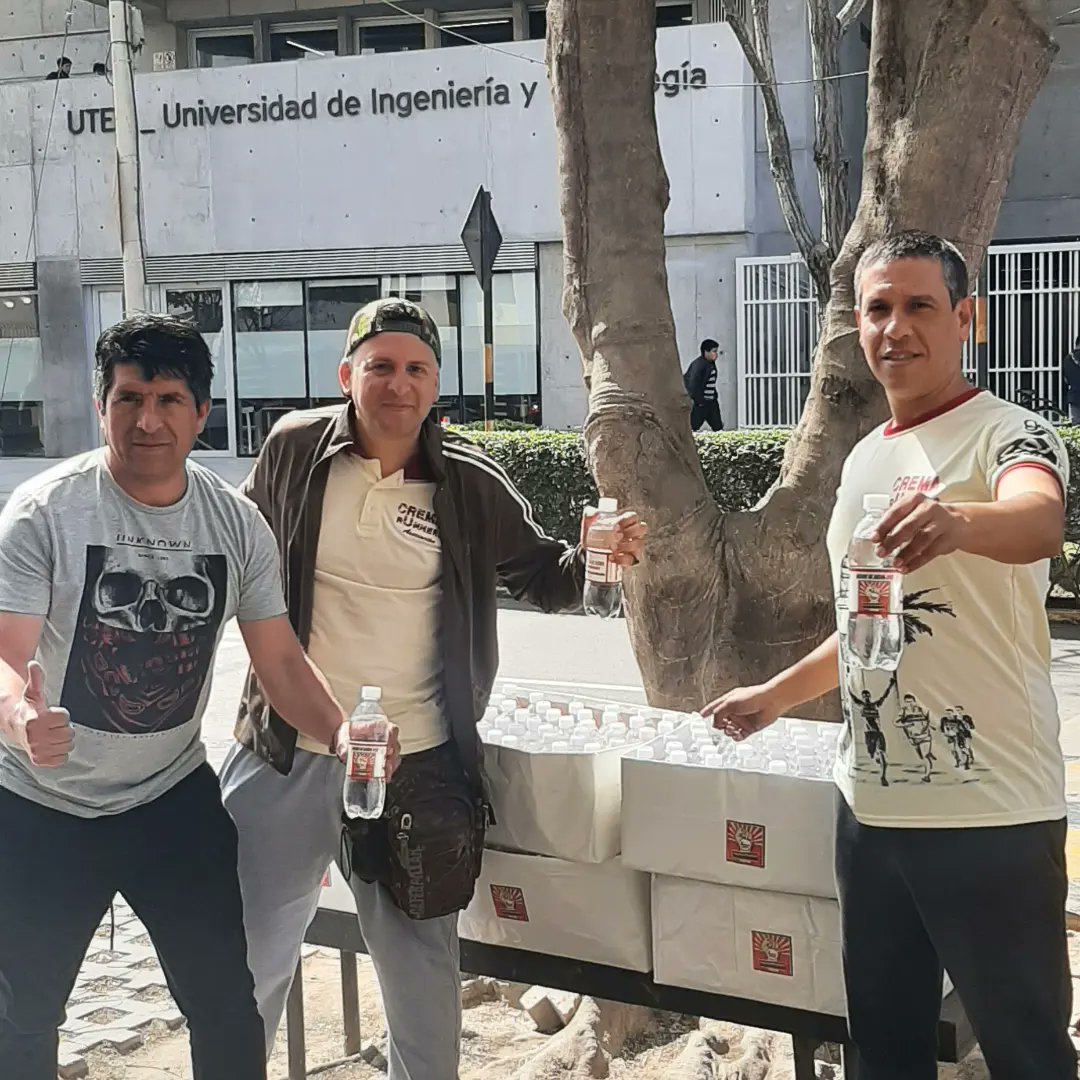 CremaRunners's tweet photo. Gracias a nuestros hermanos de @justiciaparalau auspiciadores oficiales con la hidratación que nos hizo correr con GARRA a mas de 100 Crema rUnners en el trote por el 2do Aniversario.
Gracias @justiciaparalau https://t.co/jV1juVmclG