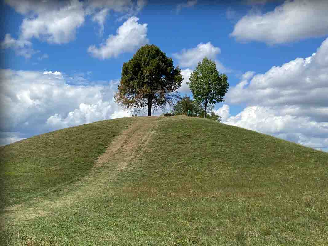 archaeoTravelde's tweet photo. Wart ihr schon mal beim Grabhügel des Keltenfürsten von Hochdorf und habt dort den Ausblick genossen?👍
Noch atemberaubender ist der Ausblick vom Grabhügel des Kleinaspergle z. B. auf den Hohenasperg.😊
» Mehr erfahren👉 https://t.co/VmdYCtyRIg
#kleinaspergle #kelten #tollertag https://t.co/wy0t99ZBDb