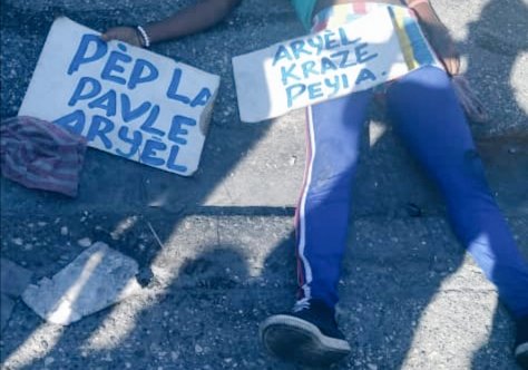 LakayRed's tweet photo. #Flash: #Sabrina Se Non Jèn Fi sa Ki #Mouri Nan #Manifestasyon Jodia, Li Resevwa Yon #Katouch Nan Tèt Li Devan ONA Delmas17 la Nan Moman Lapolis Tap Tire Anpil Katouch Ak Gaz Pou Te #Kraze #Manifestasyon an😭👇 https://t.co/R133qB6LGM