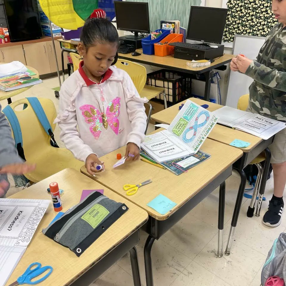 spanishlakeelem's tweet photo. Take what you need....
....leave what you can.
SLE Mindfulness Club promoting positive mental health. #MentalHealthAwarenessDay #positivenotes #sleexplorersatwork https://t.co/UJTePVTUpt