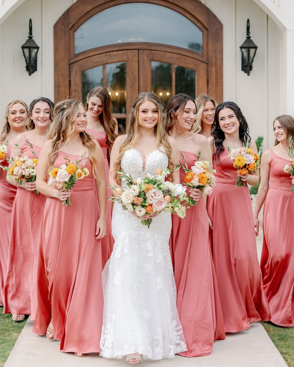 davidsbridal's tweet photo. Want your whole party to sparkle and save? 💖

Click the link to shop exclusive deals for Diamond members. https://t.co/L92ImTwd1W

Instagram/lysraynephotography, trophyblooms, candaceberryphotography, fancywilliams, nancy_ndgphotography https://t.co/WuatSFlsu5