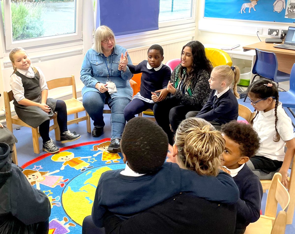 The_hub_SAGA's tweet photo. A great Good Morning Circle Time today, singing, signing & smiling ๐ #ourroutine #laughingandlearning #signalong @StAnnesgaCPS @signalongsongs https://t.co/ME3HXObTw5