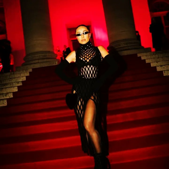 amodafashionz's tweet photo. SABRINA SATO
Night out in Paris w/ @calzedoniabrasil 🖤
Look da apresentadora SABRINA SATO ainda em Paris para curtir festa com as amigas.
LOOK:@calzedonia!
#Calzedomania #PFW #sabrinasato #apresentadora #parisfrance #paris #parisfashionweek #modainstagram #modaestilo https://t.co/ndyxEldJTJ