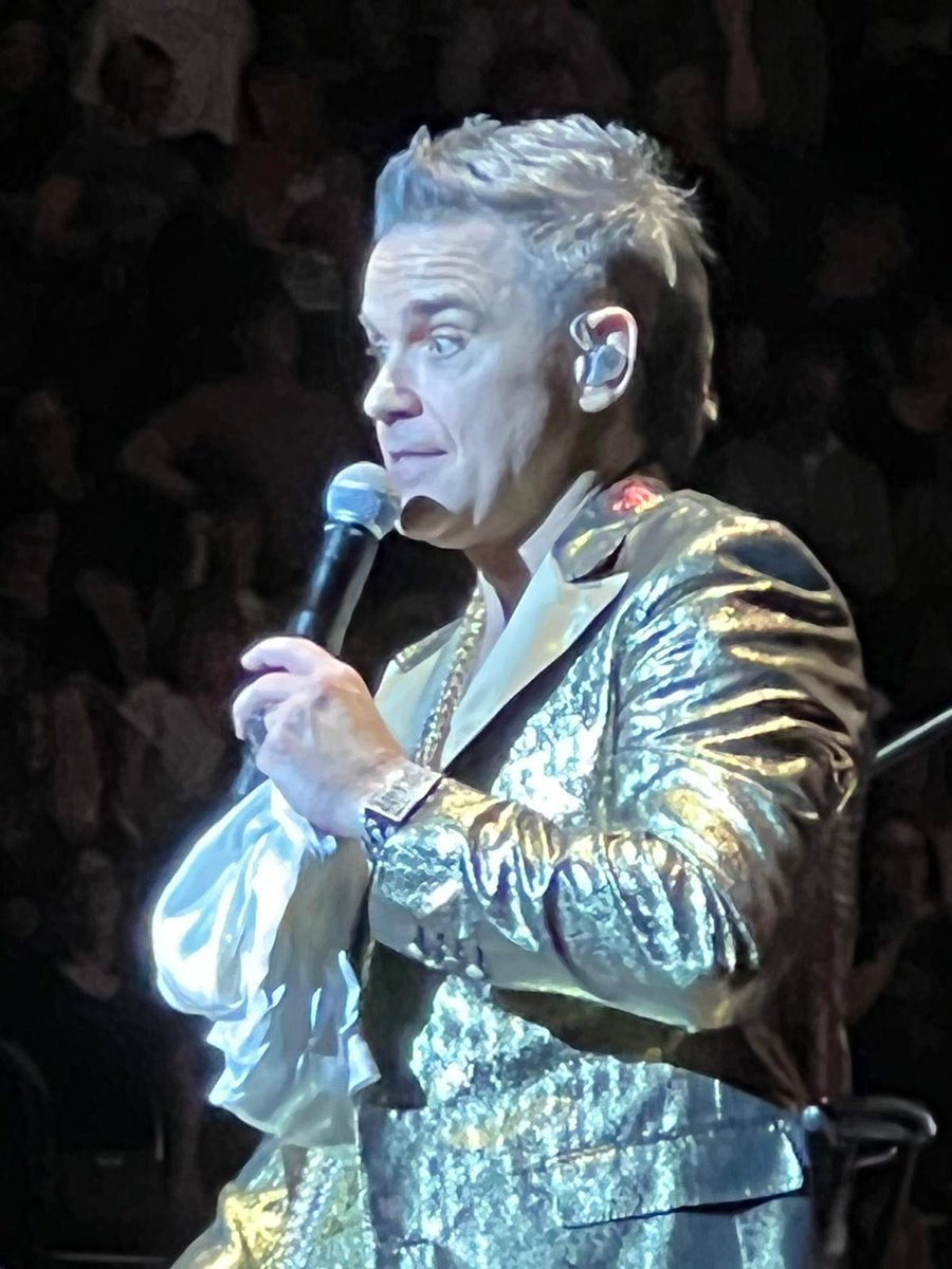 LisaStamp's tweet photo. @robbiewilliams you were amazing last night in London! On fire!! Welcome back! #xxvtour 💙 https://t.co/y4pyNApIml