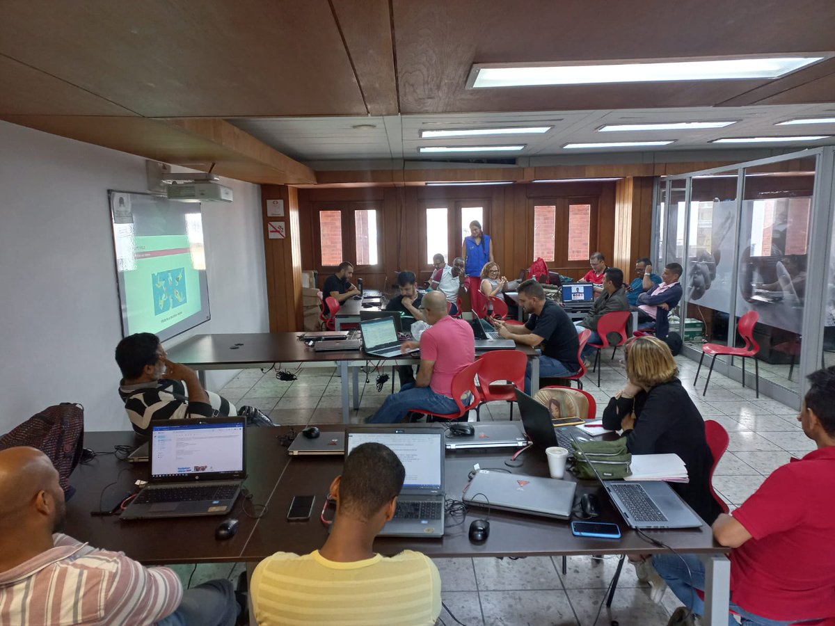 Educacion_Cali's tweet photo. Más de 180 docentes🧑‍🏫👩🏿‍💻 de las IEO de Cali  actualizan sus prácticas con uso de TIC por medio de Storytelling 📽️ propiciando experiencias de aprendizaje activo💡en la semana de desarrollo institucional. 

@RedTiCali
#EncuentroLideresTicCali https://t.co/xES5dmZeiC