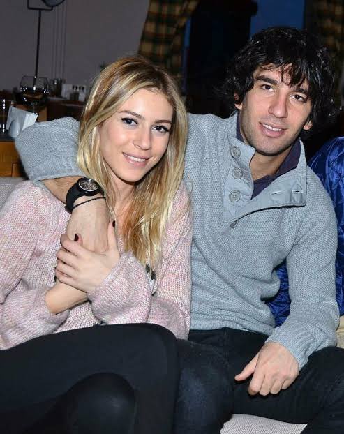 Kimse kendini vazgeçilmez sanmasın. Biz bu alemin en güzel kızını bir akşam güneşinde iki bira ile tarihe gömdük. -Arda Turan