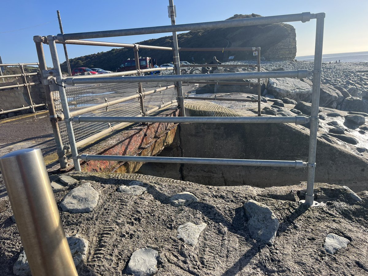rhimoggle's tweet photo. @VOGCouncil really unsafe fencing here at Llantwit beach- mesh/alternative needed asap!! Toddler climbed it today, could have easily slipped and fallen. Mesh/alternative also needed to ground level or lower than it currently is. https://t.co/lpOiDccC6H
