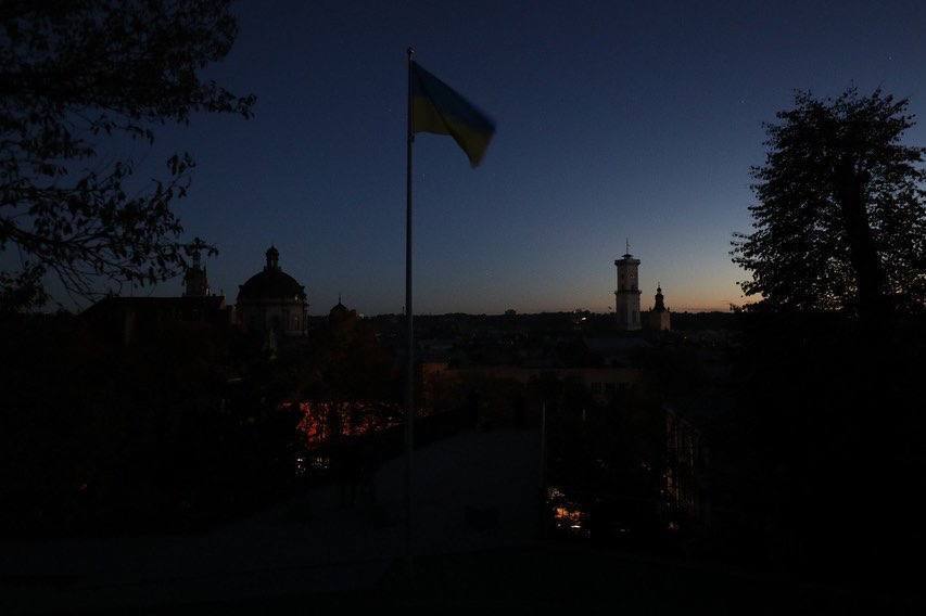 NewsFokus's tweet photo. 🇺🇦 🇷🇺
Die Stadt Lemberg (#Lyiv) ist nach den Angriffen der russischen Armee auf die elektrische Infrastruktur der Ukraine ohne Strom. https://t.co/xrSxjklIRp