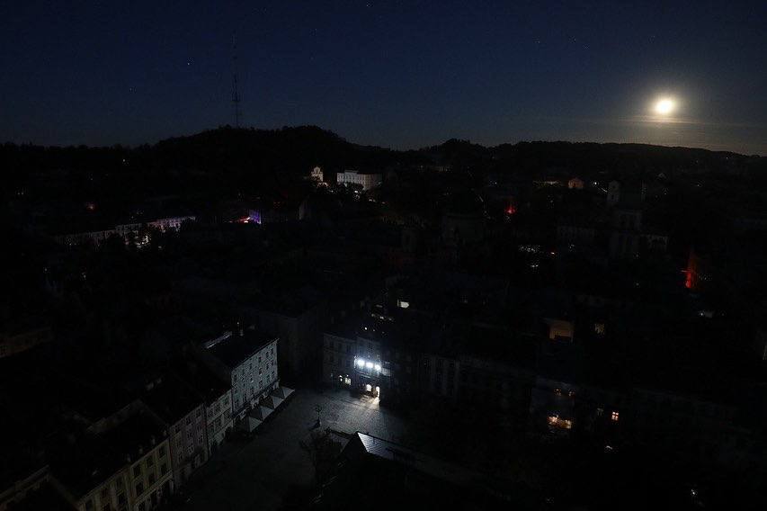 NewsFokus's tweet photo. 🇺🇦 🇷🇺
Die Stadt Lemberg (#Lyiv) ist nach den Angriffen der russischen Armee auf die elektrische Infrastruktur der Ukraine ohne Strom. https://t.co/xrSxjklIRp