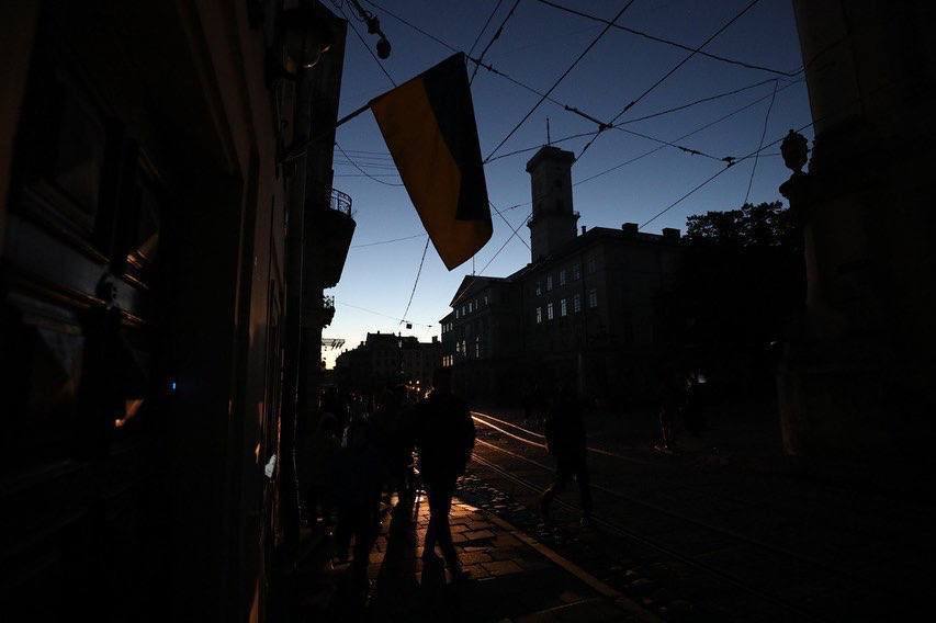 NewsFokus's tweet photo. 🇺🇦 🇷🇺
Die Stadt Lemberg (#Lyiv) ist nach den Angriffen der russischen Armee auf die elektrische Infrastruktur der Ukraine ohne Strom. https://t.co/xrSxjklIRp