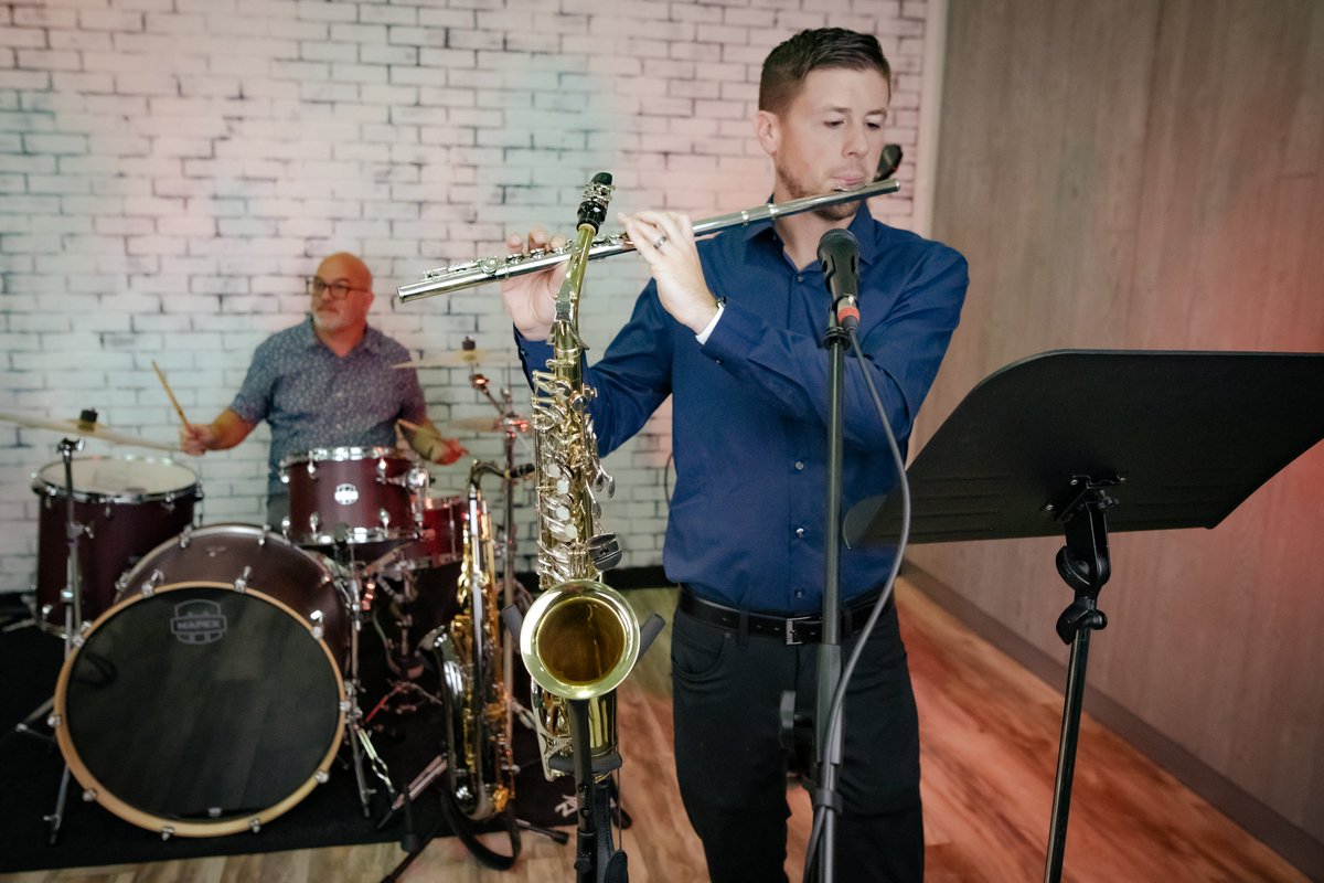 🔥 No need to stop the performance to switch instruments. Place your saxophone on the Gator Frameworks tall alto/tenor sax tripod stand. Adjust the height &amp; play in standing position too! 

Details: bit.ly/Tall-Stand-Alt…