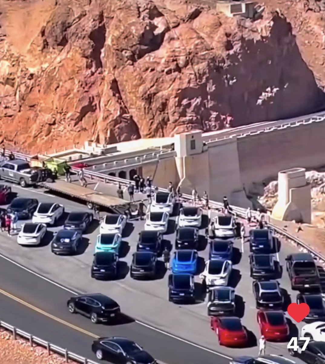 Tesla2Lucid's tweet photo. 2 Luci amongst a sea π of Teslas (& a #FordLightning) at that #DamRun! Can u find βem @sea_bourn ? #HooverDam #ZeroEmissionRuns by @FthePump1 #LucidOwnersClub β‘οΈπππ https://t.co/264RGKRp9h