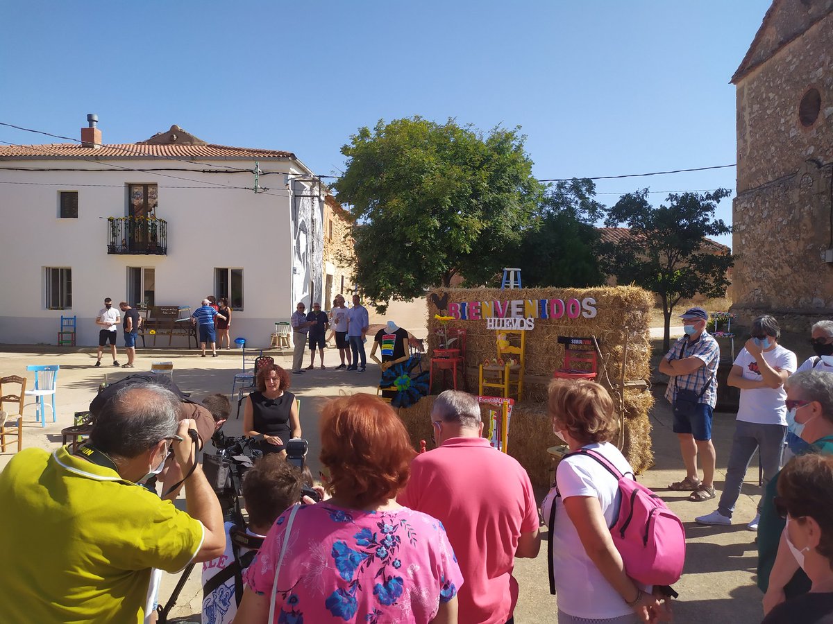 elenaortpin's tweet photo. Unas cuantas #personas y sillas las que consiguieron reunir el año pasado en Castejón por una buena causa. 
#41de52 #Proyecto52 @mongeleon https://t.co/X27TdALzYR