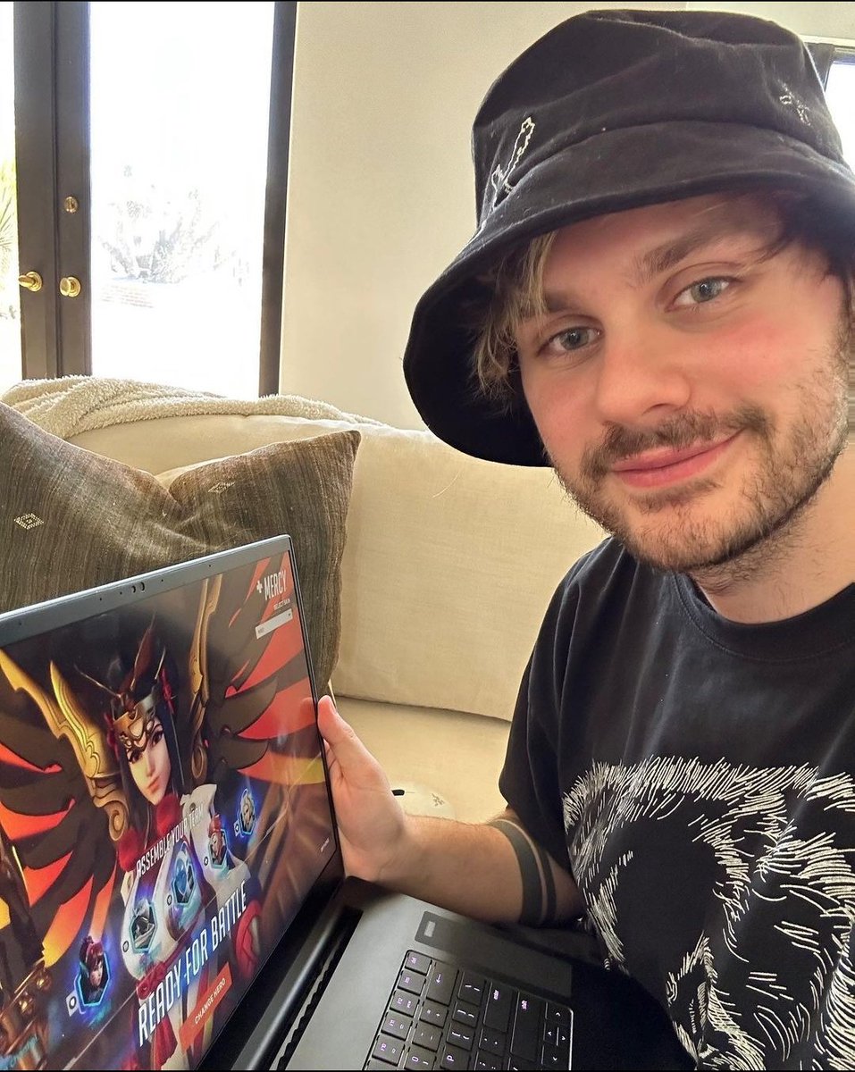 Michaelsmilebot's tweet photo. "gamer mode: activated" - @Michael5SOS https://t.co/42ZaTCvWFy
