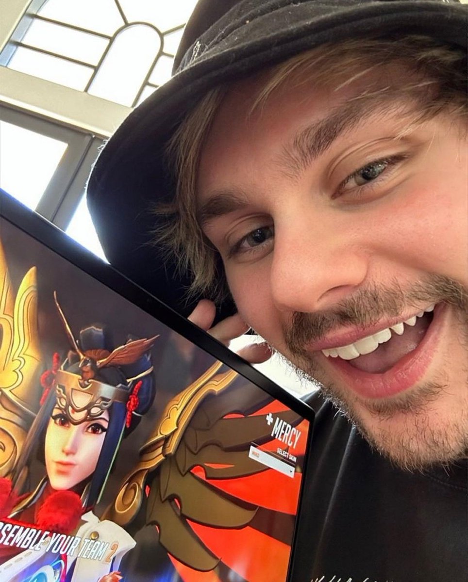 "gamer mode: activated" - <a href="/Michael5SOS/">michael clifford</a>