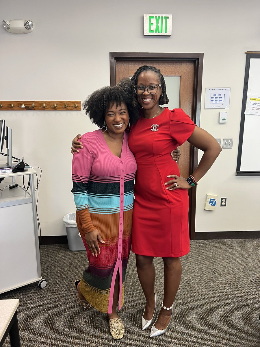 PoundCakeandPP's tweet photo. First stop: Johns Hopkins University. Glad to be invited back (2020) to speak to Dr. Plummer’s The Business of Private Practice-Entrepreneurship ©️ class. #booktour https://t.co/GPmfVnN03p