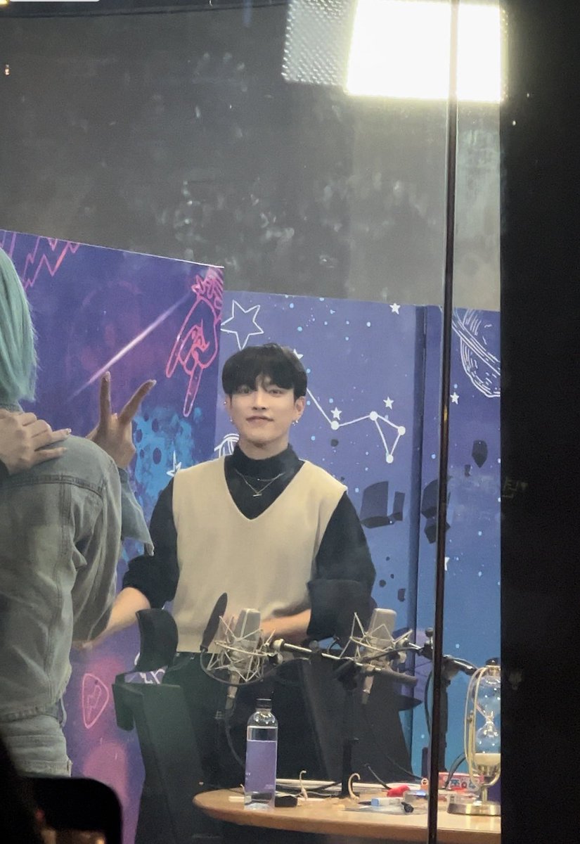 randomramble_s's tweet photo. pls excuse me while i go scream into my pillow bc i can’t comprehend that i took these at idol radio yesterday https://t.co/gsYI3OalxO