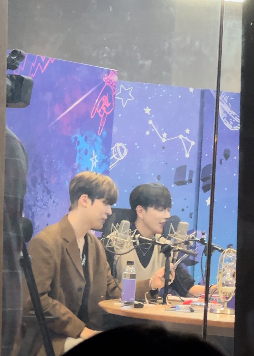 randomramble_s's tweet photo. pls excuse me while i go scream into my pillow bc i can’t comprehend that i took these at idol radio yesterday https://t.co/gsYI3OalxO