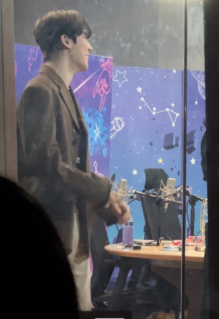 randomramble_s's tweet photo. pls excuse me while i go scream into my pillow bc i can’t comprehend that i took these at idol radio yesterday https://t.co/gsYI3OalxO