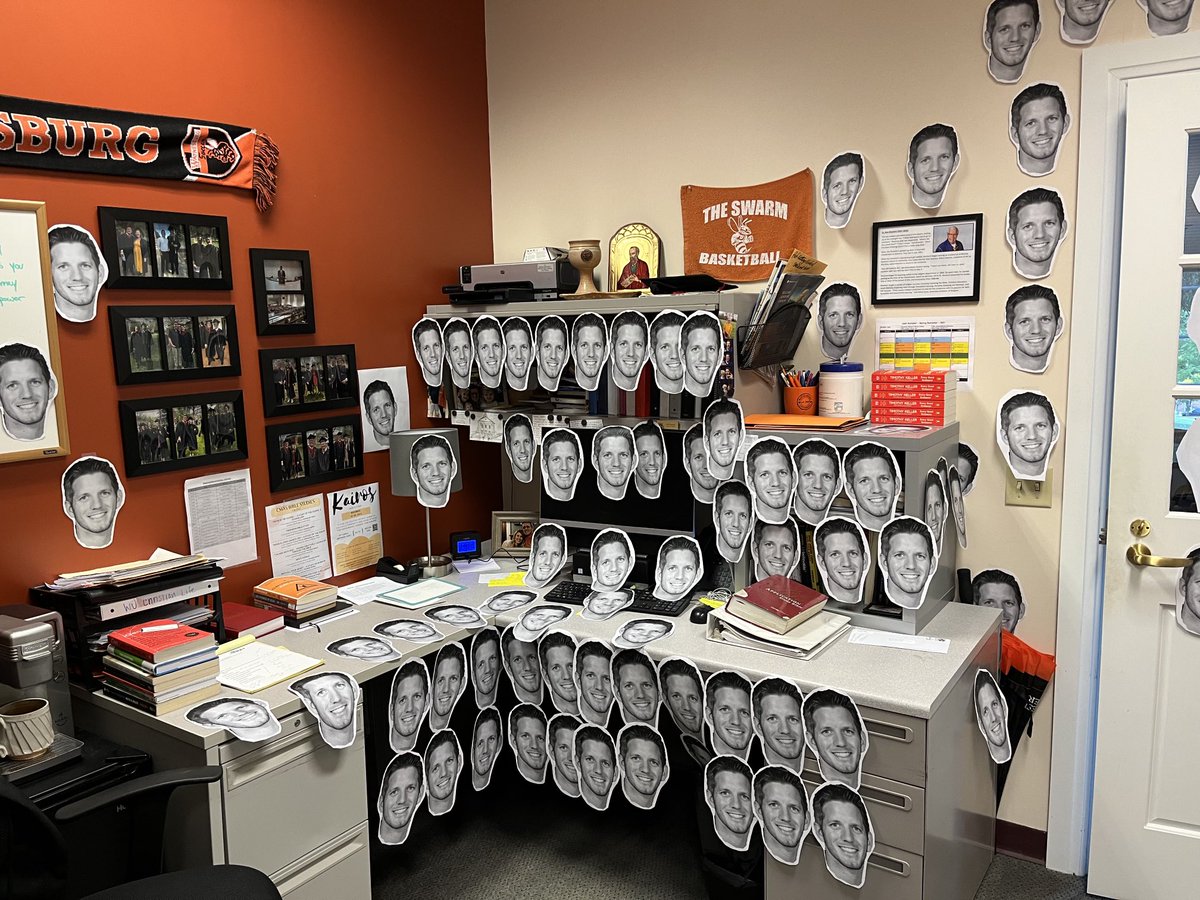 SumpterJosh's tweet photo. Went away for a week and my students left a surprise! Love the #JacketFam at @WaynesburgU #GROW https://t.co/BoPfMPEecS
