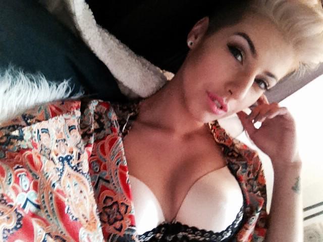 More throwback photos of my short hair to condition my fans to love it. I want to cut it so badly🙃 https://t<a href="/tag/mvsales"class="tags"><span>#mvsales</span></a>