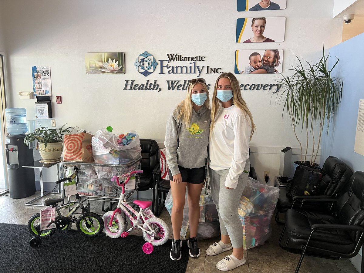terramcgowan11's tweet photo. THIS is why I chose to go to @uoregon . The community is unmatched! With that being said thank you Duck fans for helping us collect 215 toys for Willamette Family!! #GoDucks @OregonSB https://t.co/c8sYnNqfUK