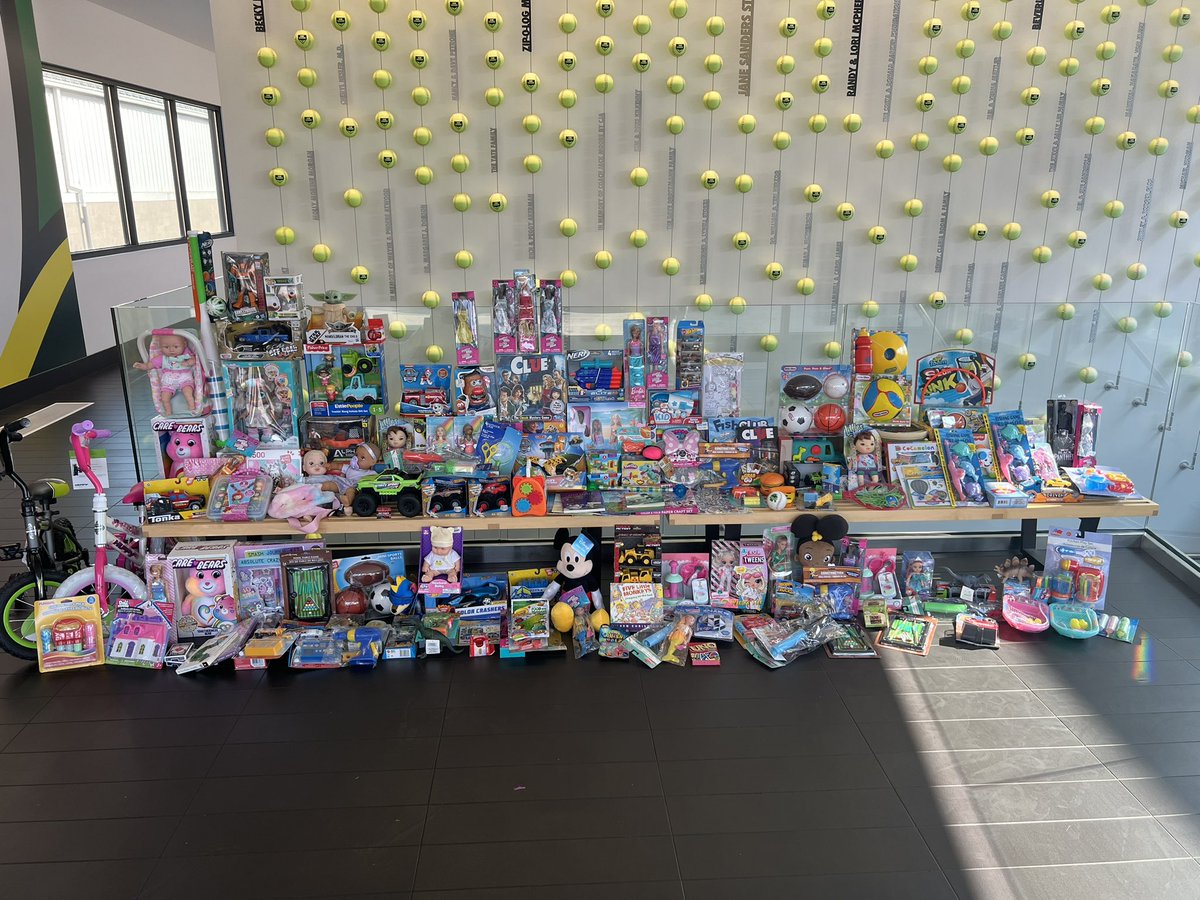 terramcgowan11's tweet photo. THIS is why I chose to go to @uoregon . The community is unmatched! With that being said thank you Duck fans for helping us collect 215 toys for Willamette Family!! #GoDucks @OregonSB https://t.co/c8sYnNqfUK
