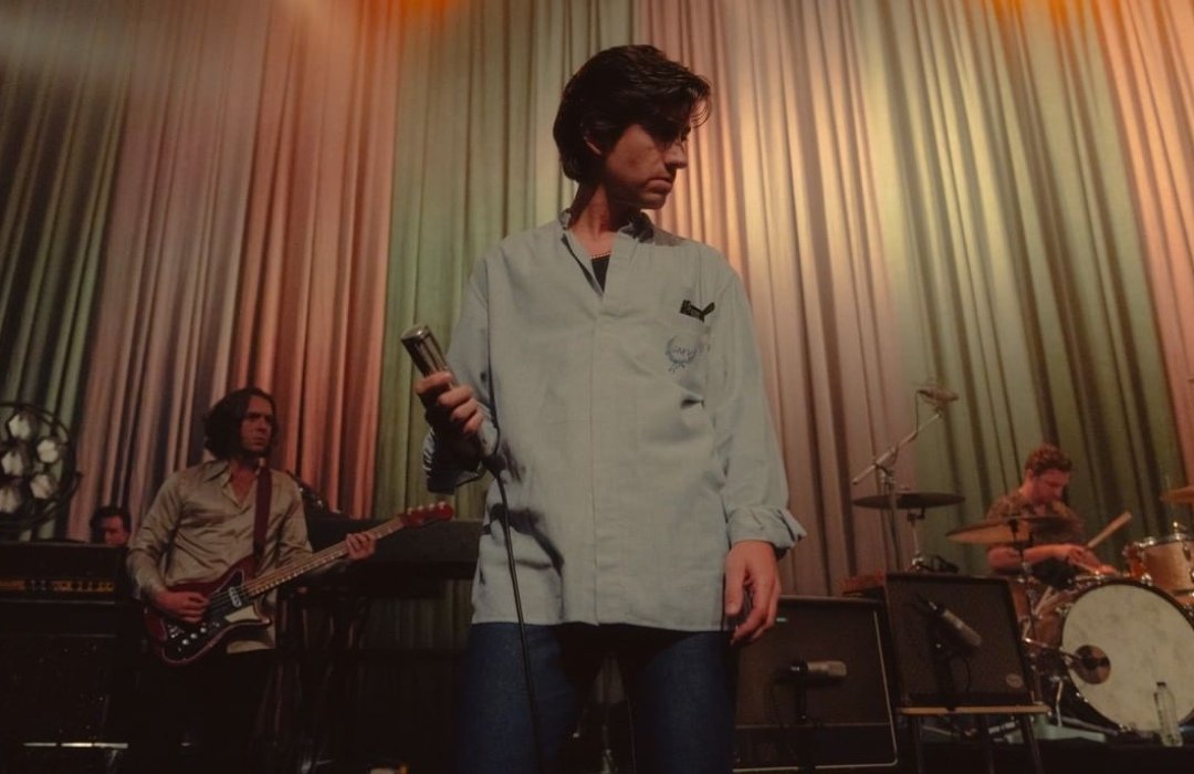 alexthourly's tweet photo. alex turner today at the studio brussel show https://t.co/bnzpvzdLyI