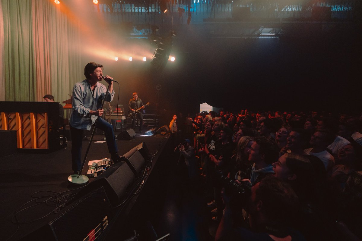 alexthourly's tweet photo. alex turner today at the studio brussel show https://t.co/bnzpvzdLyI