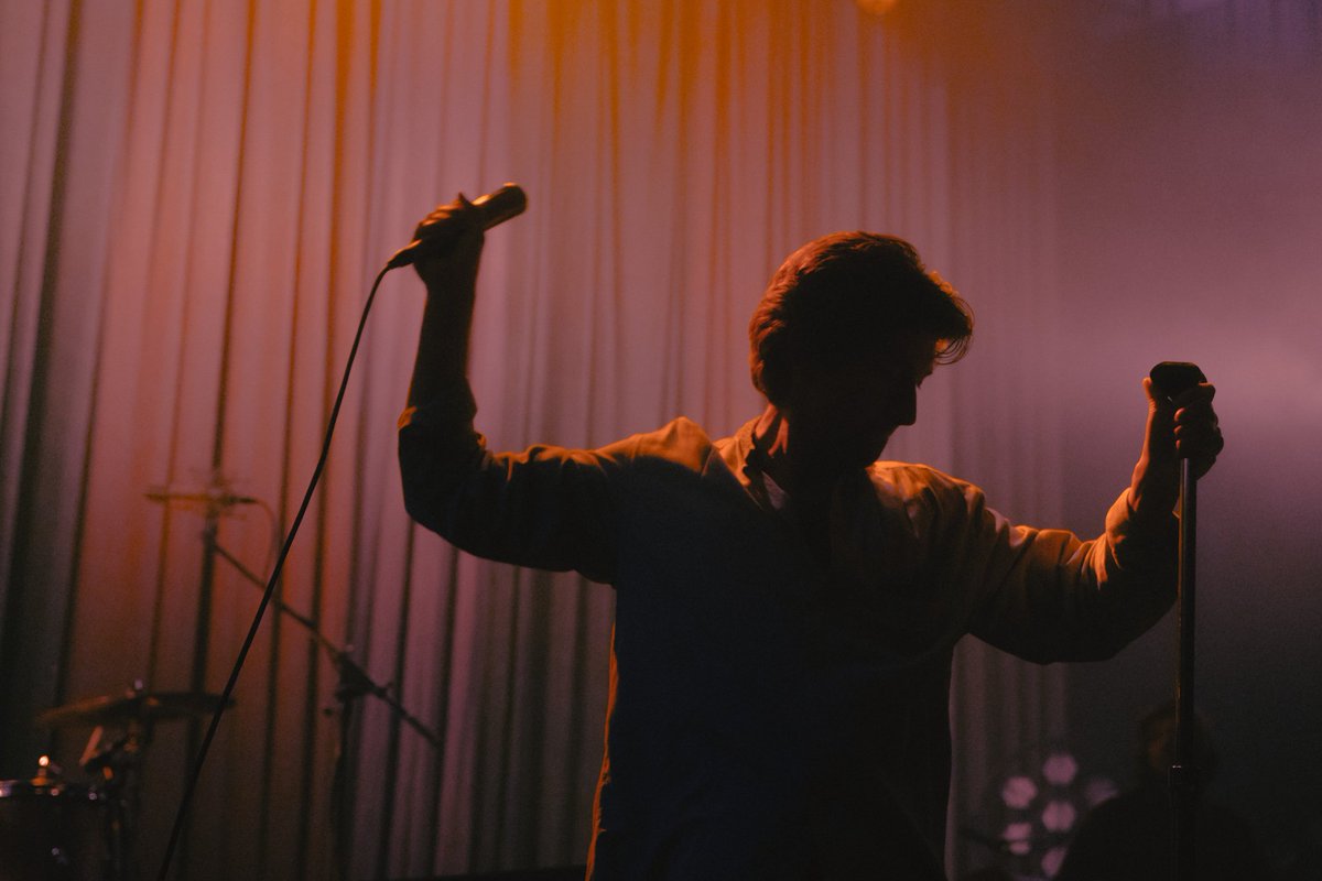 alexthourly's tweet photo. alex turner today at the studio brussel show https://t.co/bnzpvzdLyI