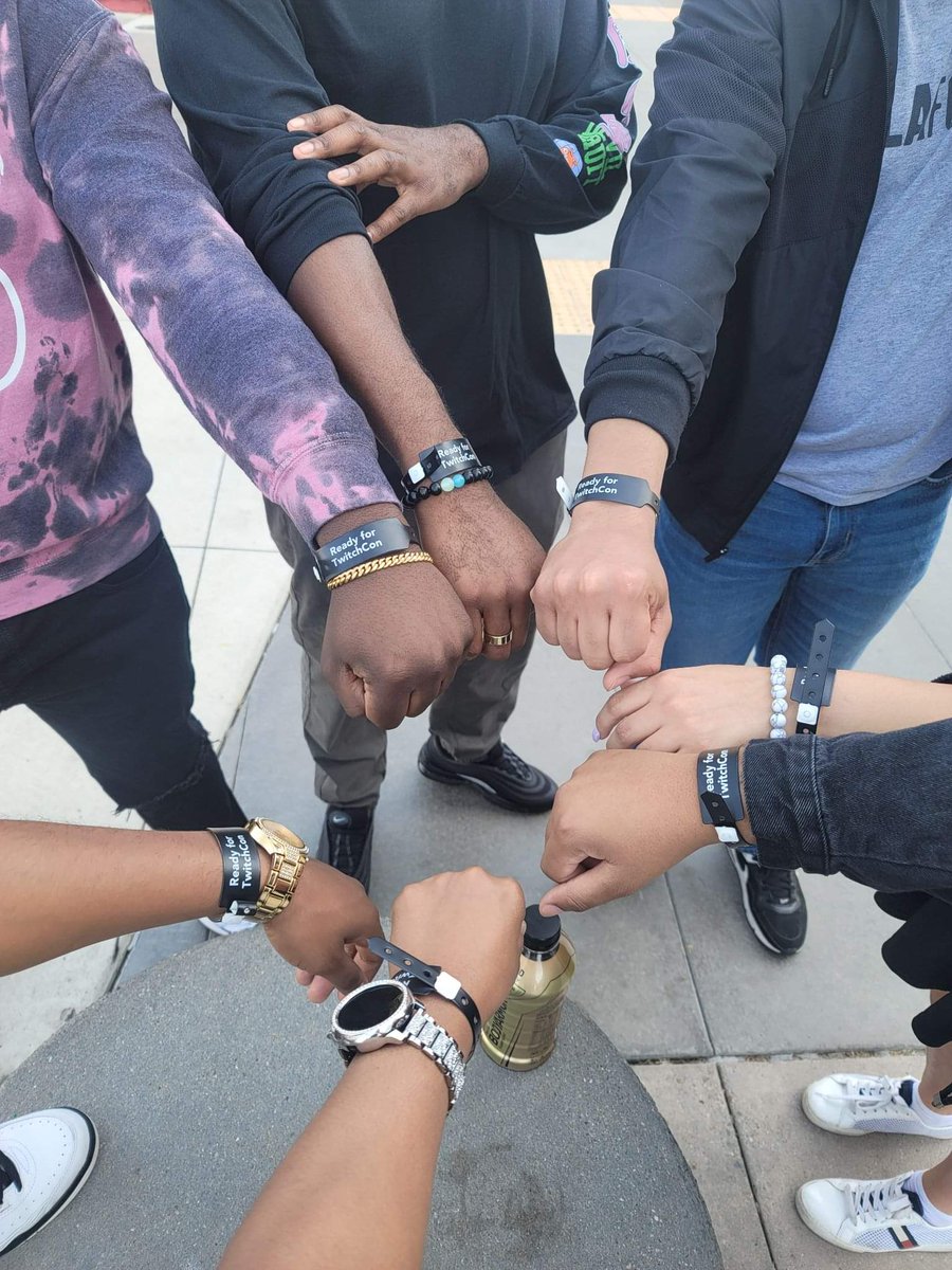 StreamerBlack's tweet photo. BSC TwitchCon photo/vid dump incoming below (welcome to add whatever you have) https://t.co/WNH9k8pVu4