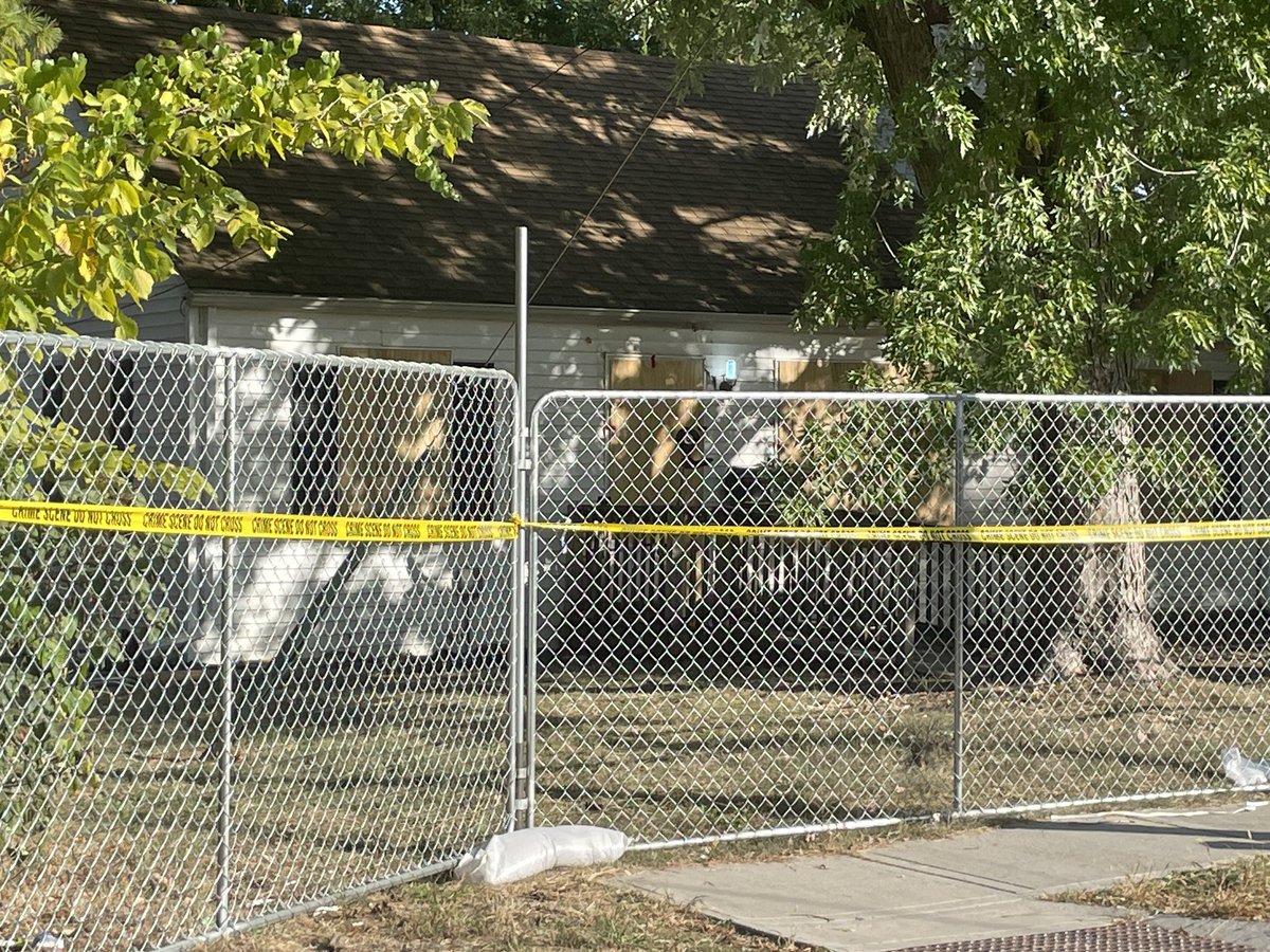 EmilyRittman's tweet photo. An Excelsior Springs home is boarded/fenced in. Investigators are examining items recovered from the home where a woman told police she escaped after being held captive and sexually assaulted. Timothy Haslett Jr. is charged with rape, kidnapping, 2nd deg. assault. @KCTV5 5 &amp; 6PM https://t.co/R1MtRIQrgo