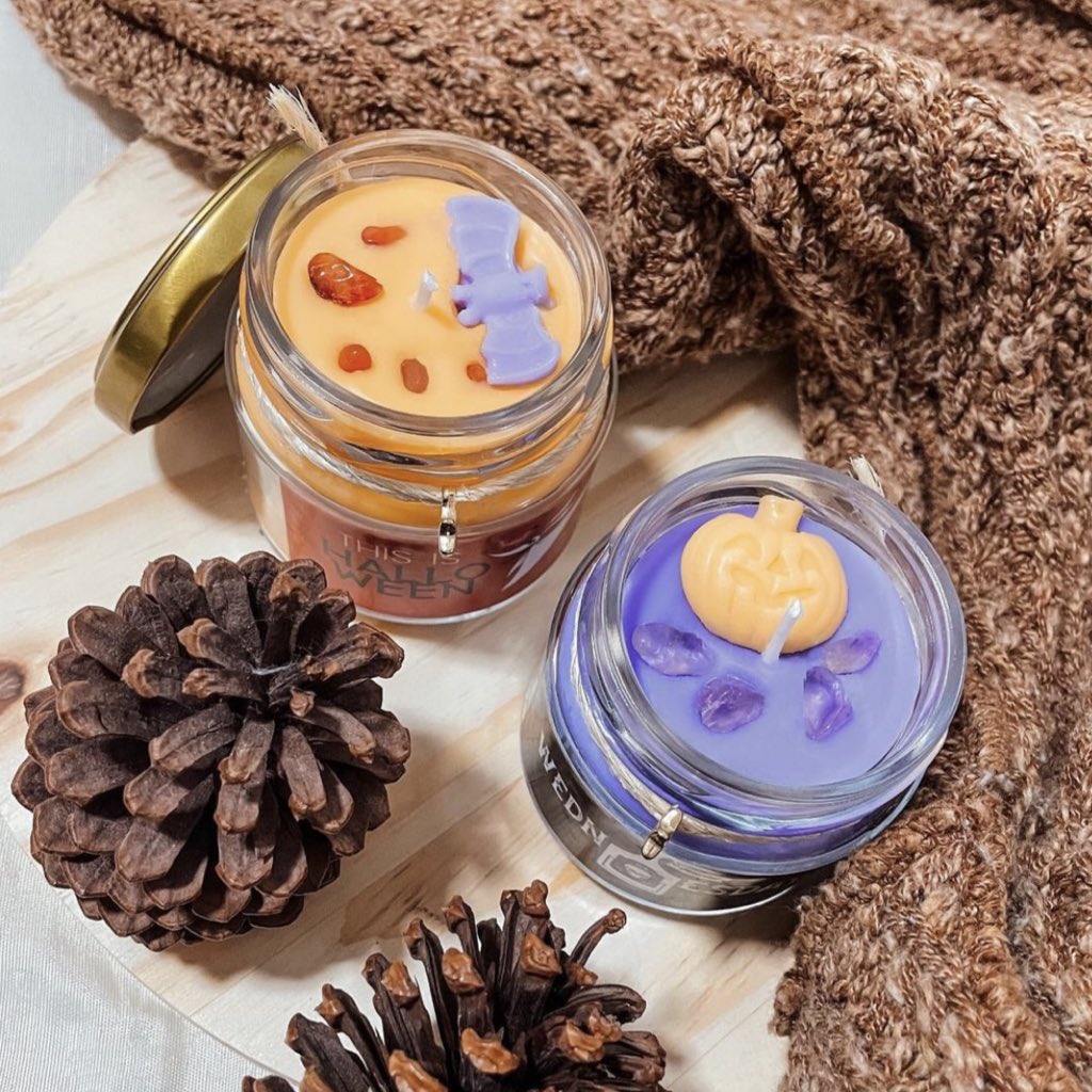 shopmagicplace's tweet photo. a vela de hocus pocus já é figurinha carimbada por aqui! mas esse ano ela vem um pouco diferente: na cor roxa e com uma decoração ainda mais especial. e a vela this is halloween chegou pra fazer companhia, com essência de alcaçuz e morango. 🧡🦇 https://t.co/uUvgBi53qm