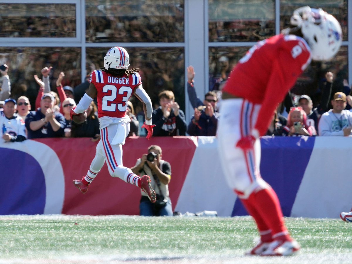 zm_cox's tweet image. Fantastic shot from Providence Journal photog Bob Breidenbach of Kyle Dugger's scoop-and-score.