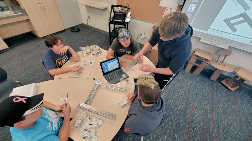 dotsciguy's tweet photo. Students mentoring students in the building of a #straffer chassis from @goBILDA. First build for most of our @StFrancisSDWI Ss. #omgrobots #hardestfunever @sfrobotics_wi @MarinerNation https://t.co/xbaQwXkP6S