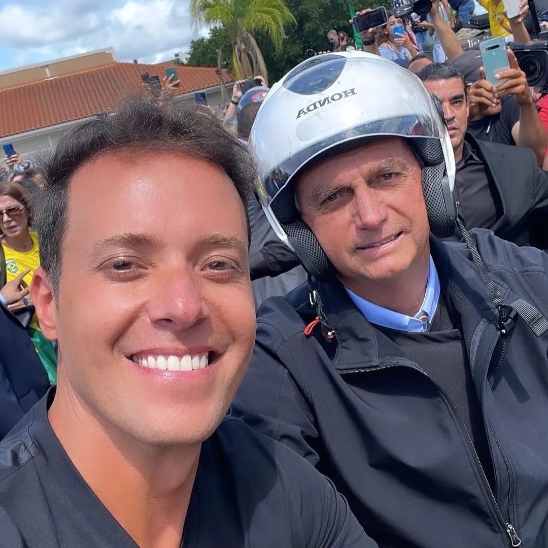 poptime's tweet photo. 🚨 Jornalista expõe supostos casos onde André Valadão, pastor bolsonarista, teria ficado com outros homens, mesmo condenando a comunidade LGBTQ+!

"O mesmo que é frequentador noturno da lagoa da Pampulha, que faz suruba gay com o pastor Lucinho" https://t.co/dMO5uVCJuT