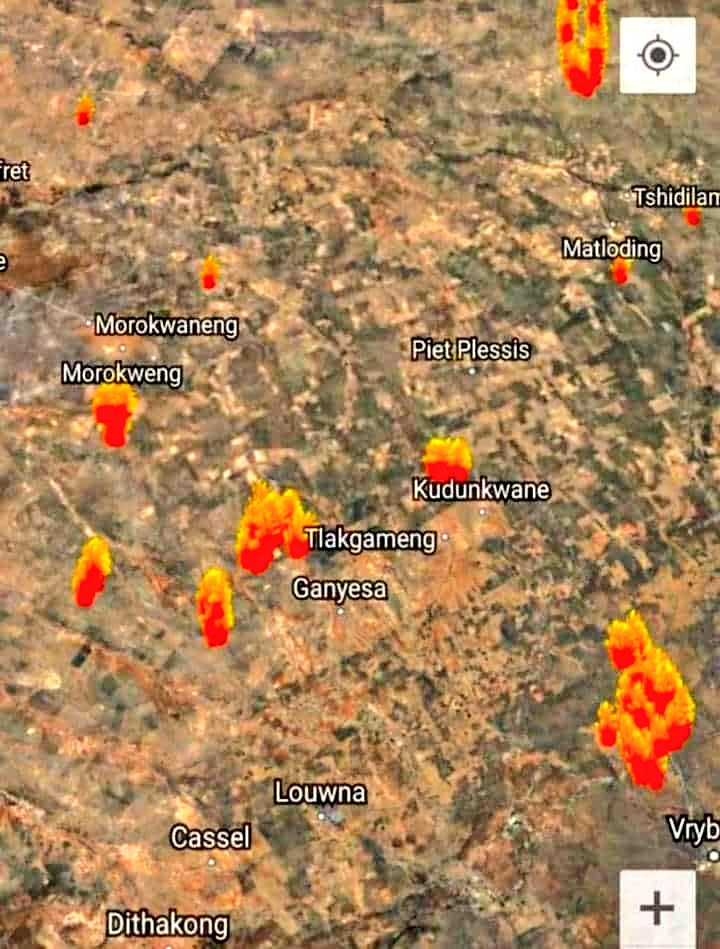 ThaboDithakgwe's tweet photo. Our farms in Kagisano-Molopo are burning. The media won't show you, I had to. Dear God please hear our cry, shower our burning velds with rain💔 https://t.co/2yLhwm59lP