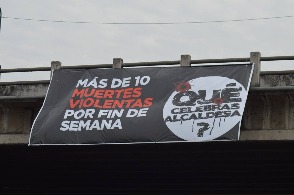 JoselitoPaladin's tweet photo. Guayaquil amaneció con carteles en todos los puentes con leyendas "¿Qué celebras Alcaldesa? Tenemos la ciudad más violenta del país"
Personal municipal fue enviado para sacar los carteles https://t.co/AUfPR364A3