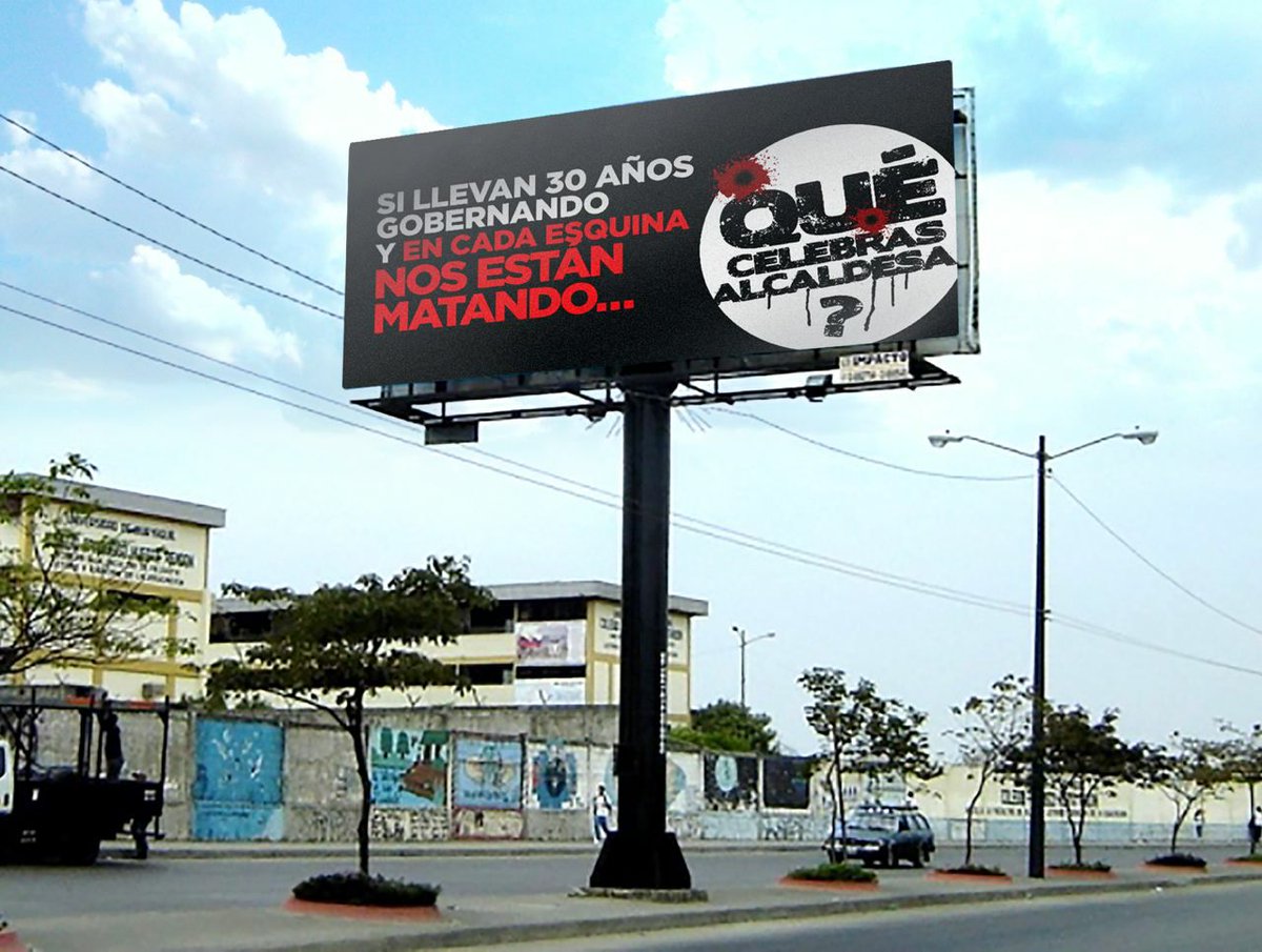 JoselitoPaladin's tweet photo. Guayaquil amaneció con carteles en todos los puentes con leyendas "¿Qué celebras Alcaldesa? Tenemos la ciudad más violenta del país"
Personal municipal fue enviado para sacar los carteles https://t.co/AUfPR364A3