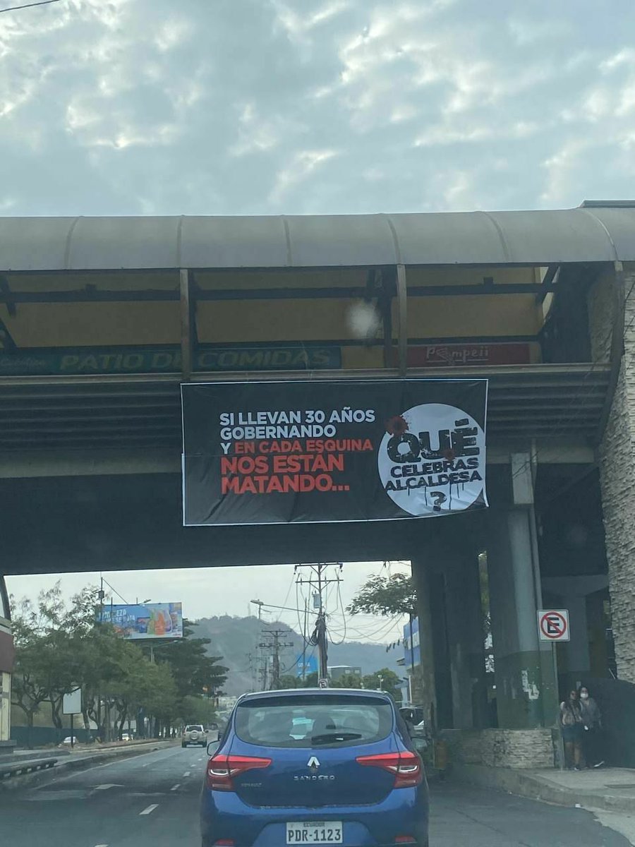 JoselitoPaladin's tweet photo. Guayaquil amaneció con carteles en todos los puentes con leyendas "¿Qué celebras Alcaldesa? Tenemos la ciudad más violenta del país"
Personal municipal fue enviado para sacar los carteles https://t.co/AUfPR364A3