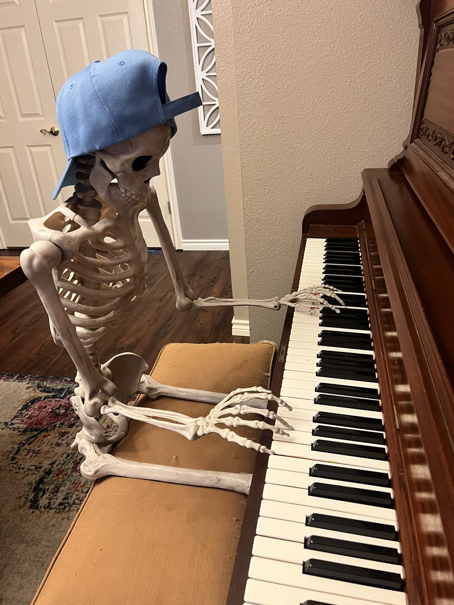 Ernie_Zuniga's tweet photo. I came downstairs at 3 this morning to go to work and found this. I cannot tweet what I said when I saw him.🤬😱😳😬I blame @tamitz.💀 https://t.co/6UdRvLlgjt