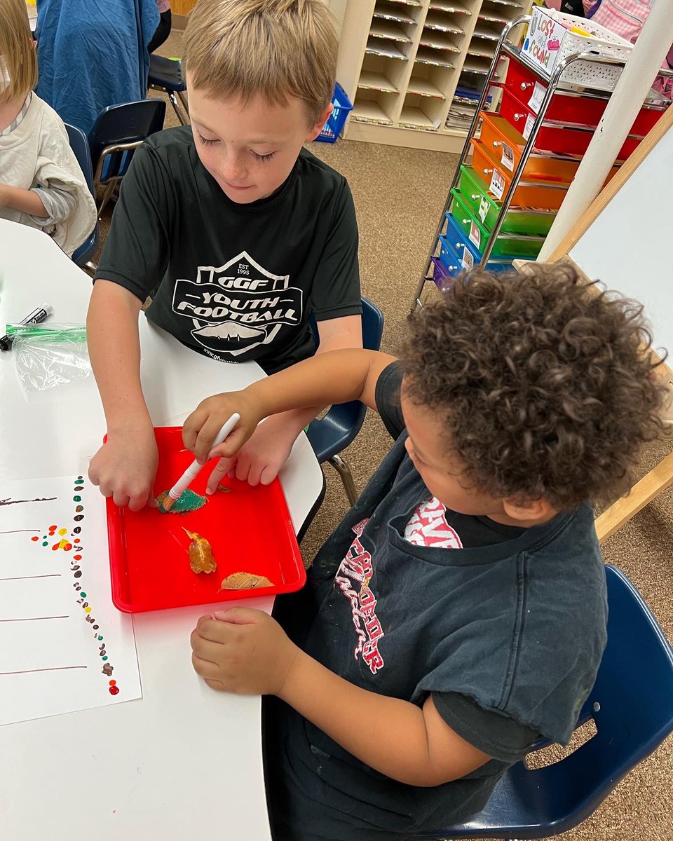 MrEs34Class2021's tweet photo. It has been a busy couple weeks in our school! On Friday we got to help our Kindergarten buddies out with an art project! I love seeing these students work together. Today we got to celebrate another week of a hundred minutes read for lunch bunch! #vikingpride #lunchbunchcrew https://t.co/4sfFbKKgeA