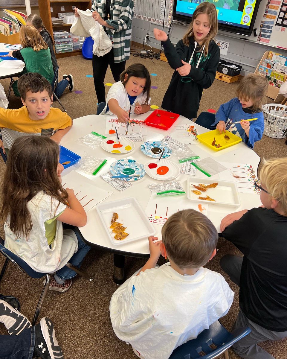 MrEs34Class2021's tweet photo. It has been a busy couple weeks in our school! On Friday we got to help our Kindergarten buddies out with an art project! I love seeing these students work together. Today we got to celebrate another week of a hundred minutes read for lunch bunch! #vikingpride #lunchbunchcrew https://t.co/4sfFbKKgeA