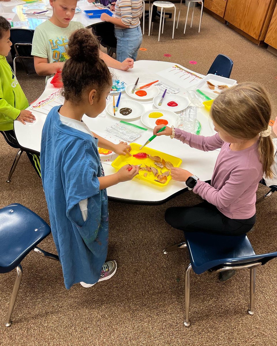 MrEs34Class2021's tweet photo. It has been a busy couple weeks in our school! On Friday we got to help our Kindergarten buddies out with an art project! I love seeing these students work together. Today we got to celebrate another week of a hundred minutes read for lunch bunch! #vikingpride #lunchbunchcrew https://t.co/4sfFbKKgeA