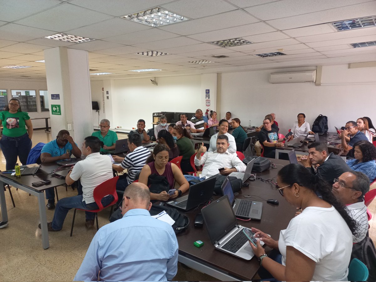 efrcastro826's tweet photo. Desde los PAD y LID🤳 de  @TICAlcaldiaCali  los docentes de @Educacion_Cali y @RedTiCali fortalecen sus competencia y habilidades digitales, STEM y de robotica educativa 🎮de cara a la #Calinteligente
#EncuentroLideresTicCali https://t.co/ctFvQ5C04n